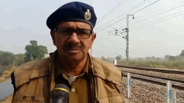 ट्रेन से टकराकर राष्ट्रीय पंछी की हुई मौत मौके पर पहुंची पुलिस