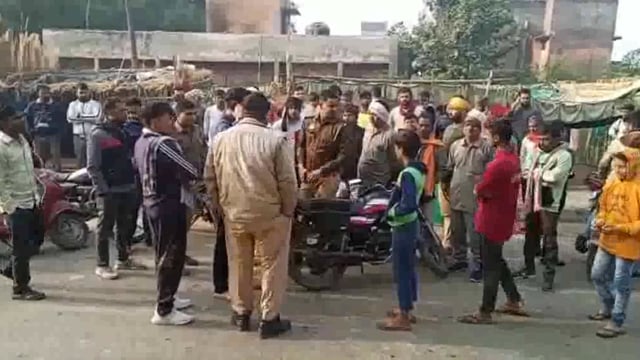 कार का टायर बदलते समय बाइक सवार ने मारी कार चालक को टक्कर उपचार के दौरान मौत