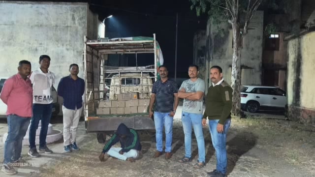 राज्य उत्पादन शुल्क विभाग पथकाची कारवाई वाढवना पाटी येथे 1 लाख 35 हजार रुपयांची देशी दारू केली जप्त