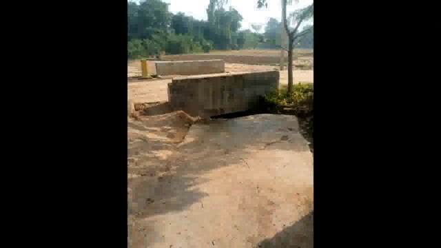 बीच सड़क पर पुलिया बनने से बना बाधक, लोगों को हो रही आने जाने में परेशानी