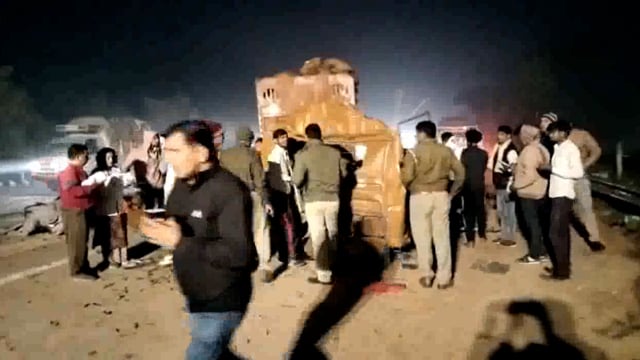 यमुना एक्सप्रेस वे के माइलस्टोन 68 पर खड़े ट्रक में पीछे से घुसी आयशर कैंटर उड़े परखच्चे 3 लोग हुए गंभीर रूप से घायल