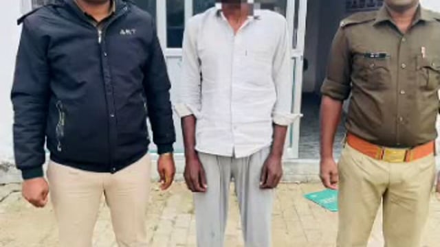 कौड़िया थाना पुलिस ने दस लीटर अवैध कच्ची शराब के साथ एक अभियुक्त को किया गिरफ्तार