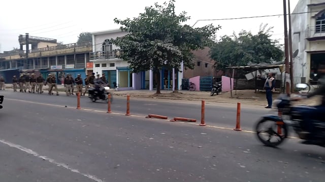 वजीरगंज :क्षेत्राधिकारी ने पुलिस बल के साथ पैदल गस्त कर सुरक्षा व्यवस्था का लिया जायजा