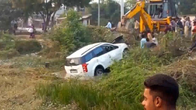 अनियंत्रित कार कूदी गहरे गड्ढे में कार में बैठे लोग हुए घायल#Prayagraj 