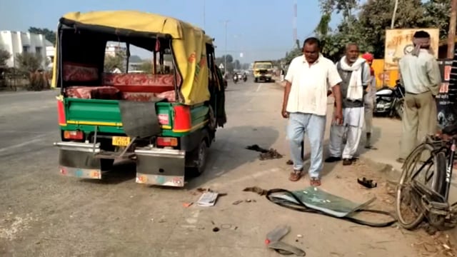 अनियंत्रित ऑटो साइकिल सवार को मारी टक्कर#Prayagraj 
