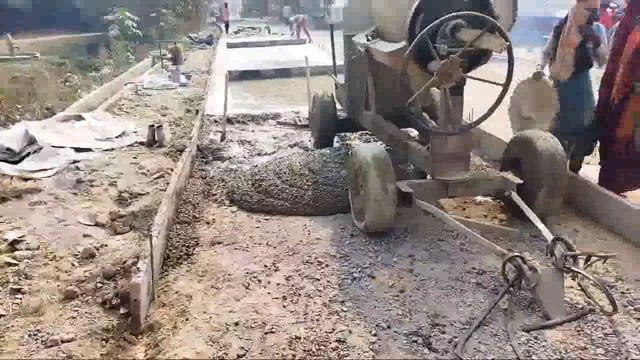 सड़क निर्माण कार्य चढ़ा भ्रष्टाचार की भेंट
लोक निर्माण विभाग के अधिकारी खामोस,ठेकेदार कर रहें मनमानी
भगौतीगंज से राजापुर