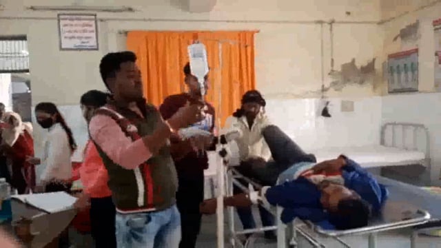 खैर कोतवाली गांव मंडला के पास पलवल अलीगढ़ मार्ग पर बाइक सवार को कार ने मारी टक्कर हालत गंभीर होने पर जिला अस्पताल के लिए