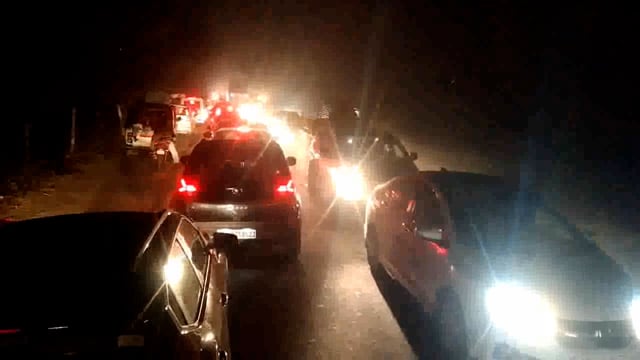 मंगलवार की रात को राया मथुरा रोड पर लगा भीषण लम्बा जाम का झाम रेंग रेंग कर चलते रहे वाहन।