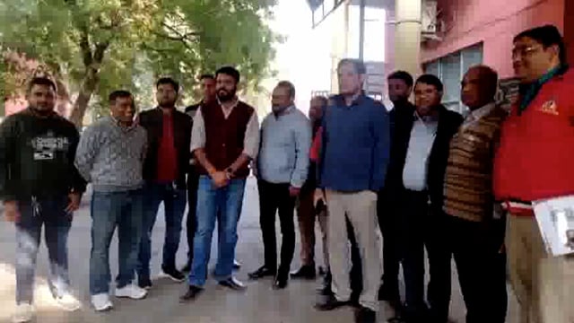 मथुरा जनपद के सभी 12 ब्लॉकों के चिकित्सा अधिकारियों को तनख्वाह न मिलने से पद से दिया सामूहिक इस्तीफा