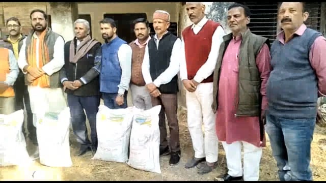 भाजपा किसान मोर्चा जिला उपाध्यक्ष योगेंद्र मिश्र मौला के प्रयास से कालाकांकर ब्लाक में किसानों को मुफ्त बीज वितरण किया