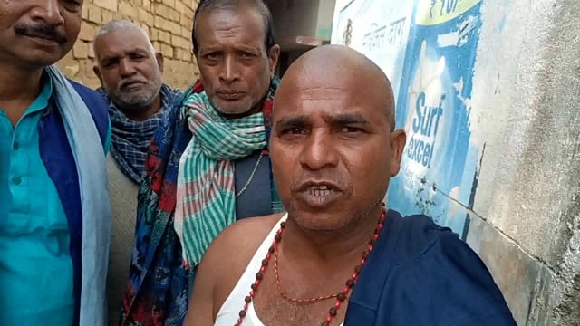 समाजसेवी अवधेश पासवान स्वयं के खर्च से सूरजगढ़ा नगर परिषद क्षेत्र के वार्ड नंबर 22 में नाले की साफ सफाई करवा रहे हैं