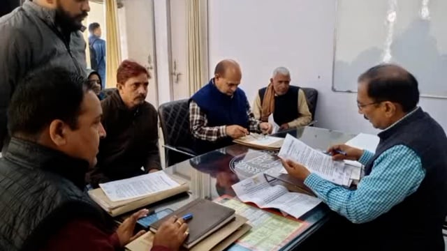 तहसील सभागार में आए फरियादियों की एसडीएम अनिल कुमार कटियार ने सुनी समस्याएं