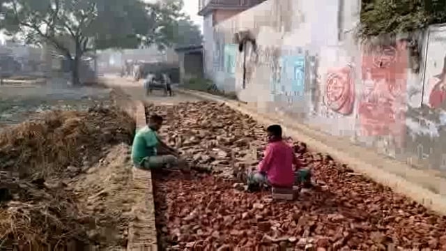 विकास कार्यों में हो रही है बंदरबांट घटिया सामग्री का किया जा रहा है उपयोग