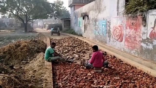 विकास कार्यों में हो रही है बंदरबांट घटिया सामग्री का किया जा रहा है उपयोग