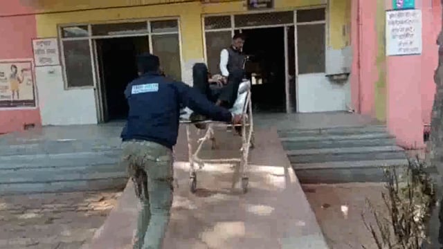 मजदूर ने पानी पीने के चक्कर में भूल से पिया एसिड हालत गंभीर आगरा रेफर