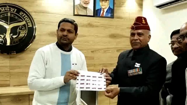 जिलाधिकारी को सैनिक कल्याण व पुनर्वास अधिकारी ने झंडा दिवस पर झंडा लगाकर किया शुभारंभ