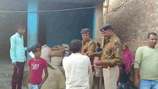 फुलवरिया टोला पदमपुर गांव में मारपीट के दर्ज मामले में फरार चल रहे अभियुक्त के घर पुलिस ने चिपकाया इश्तेहार


