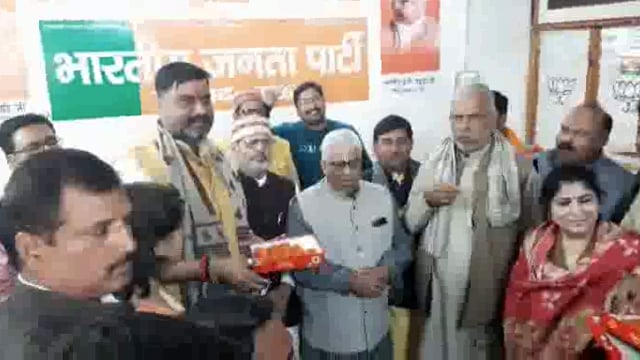 गुजरात की जीत से लवरेज दिखे भाजपाई पटाखे फोड़े वह दूसरे को खिलाई मिठाई