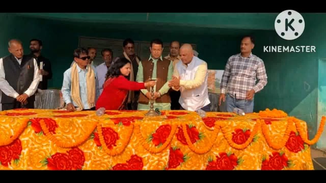 फुल्लीडुमर जिला परिषद सदस्य विश्वजीत दीपांकर ने
 गुरुवार को सामाजिक सुरक्षा शिविर का दीप प्रज्वलित कर किया उद्घाटन