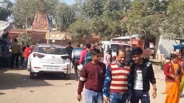 मांट क्षेत्र के बेलवन में स्थित माता लक्ष्मी जी मंदिर पर पौष माह के पहले गुरुवार को दर्शन करने को उमड़े श्रद्धालु भक्त।