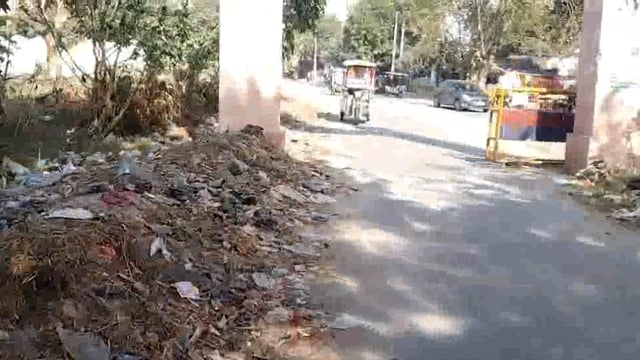 बेलवन में लक्ष्मी जी के दर्शन करने गंदगी के बीच से होकर गुजरे श्रद्धालु भक्त,
भक्तों की आस्था को गंदगी पहुंचाती रही ठेस।