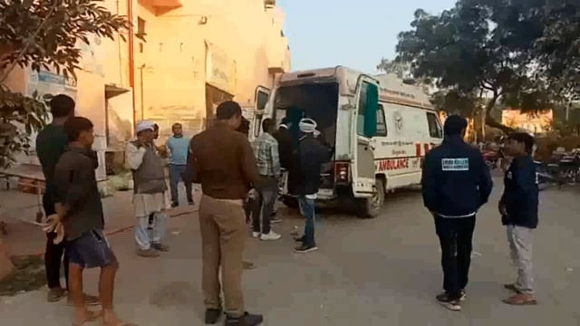 कोतवाली खेर पलवल अलीगढ़ मार्ग पर डिवाइडर से टकराई बाइक दो युवक गंभीर घायल जिला अस्पताल के लिए रेफर