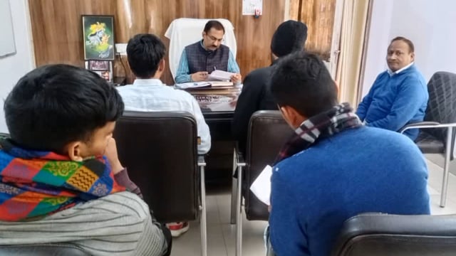 तहसील खैर में एसडीएम अनिल कुमार कटियार ने आए फरियादियों की सुनी जन समस्याएं कुछ समस्याओं का मौके पर ही निस्तारण किया गया