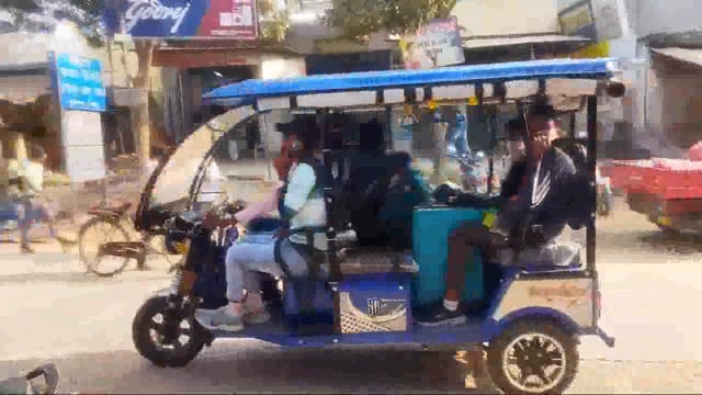 सेल टैक्स अधिकारी के कथित औचक निरीक्षण की सूचना पर व्यापारियों में मचा हड़कंप, दुकानदारों ने दुकानें बन्द करके हुए गायब