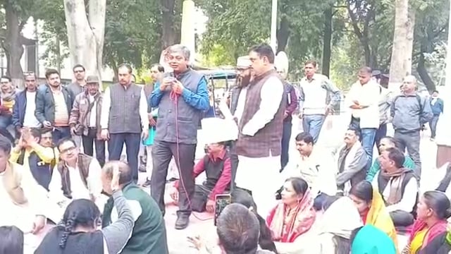 बलिया-बलिया शिक्षक संघ का तुगलकी फरमान जारी, तुगलकी फरमान पर शिक्षकों ने विद्यालय को किया बन्द, प्रशासन को दिखाया ठेंगा।