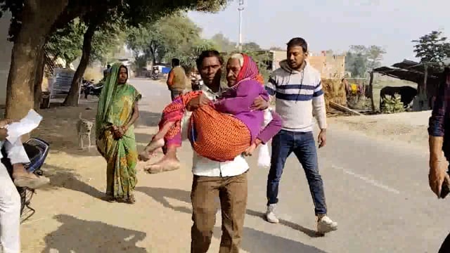 खाना मांगने पर बूढ़ी सास को बहू ने पीटा#Prayagraj 