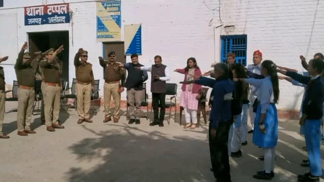 थाना टप्पल में प्रशासनिक अधिकारियों के द्वारा आज स्कूल के छात्र-छात्राओं को लेकर ट्रैफिक के नियमों को लेकर चलाया गया जाग