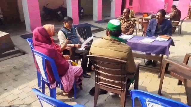 थाना दिवस में नायब तहसीलदार एसएचओ राजस्व निरीक्षक मौजूद, लेखपाल गुल
थाना संग्रामगढ़