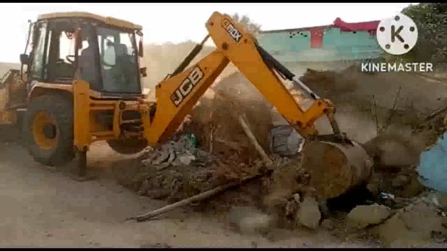 अतिक्रमण वाद सं०3/22 में कार्रवाई करते हुए COने भारी सुरक्षा केबीच गनोरागांव में अवैधझोपड़ी कोJCB मशीन से किया ध्वस्त  