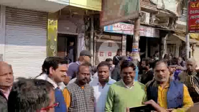 *प्रयागराज में जीएसटी का छापा व्यापारियों में हड़कंप, देखते ही देखते पूरे शहर की दुकानें हुई बंद*


प्रयागराज व्यापार मं