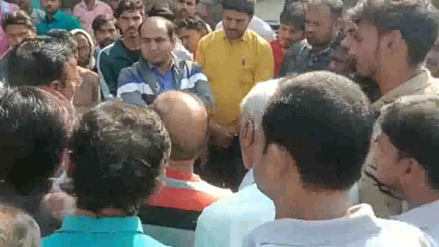 इटवा डुमरियागंज में एसडीएम के समझाने के बाद भी नहीं खुली दुकाने लोगों में जीएसटी की जांच का खौफ ।