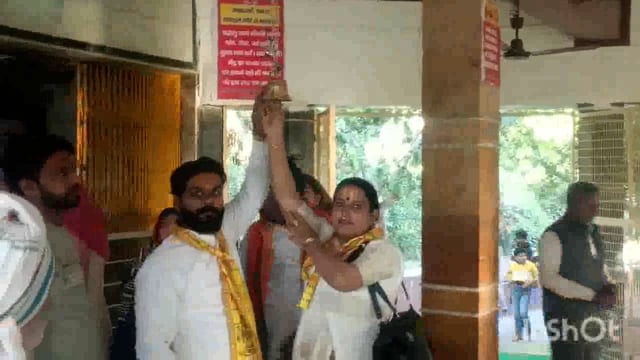 माट  राधा रानी मानसरोवर पर किन्नर समाज के ट्रांसजेंडर की अध्यक्ष मुस्कान शर्मा ने राधा रानी मंदिर पर चढ़ाया घंटा