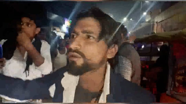 शराब के नशे में 2 शराबियों में गोवर्धन चौराहे पर जमकर चले लात घूंसे राहगीरों ने मामला कराया शांत