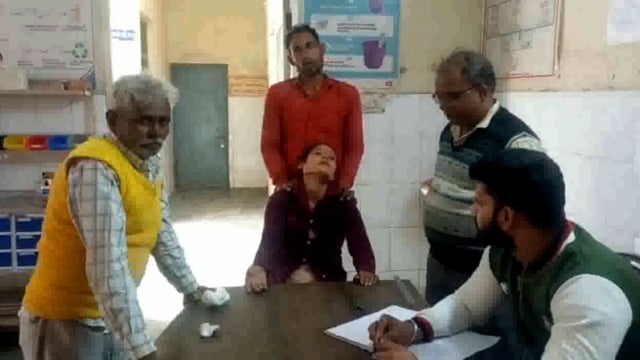 कोतवाली खेर गांव सहरोई मैं दबंग लोगों ने महिला के साथ की मारपीट महिला ने खैर थाने में लिखित प्रार्थना पत्र देकर पुलिस से