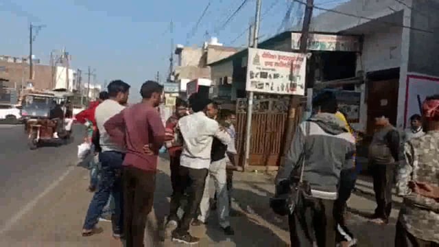 सौंख रोड पर दो शराबियों में बीच रोड पर जमकर हुआ युद्ध दे दनादन चलते रहे लात घूंसे।