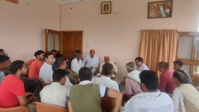 इटवा स्थित अपने आवास पर पूर्व विधानसभा अध्यक्ष व इटवा MLA माता प्रसाद पांडे ने क्षेत्र की आई जनता जनार्दन की सुनी समस्या