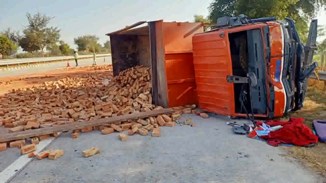 यमुना एक्सप्रेसवे पर खड़ी कार में पीछे से ट्रक ने मारी टक्कर 3 लोग हुए गंभीर रूप से घायल