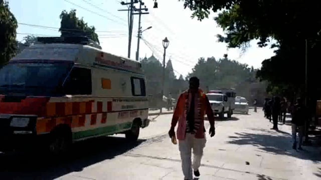 श्री कृष्ण जन्मभूमि दर्शन के बाद बल्देव विधायक दौड़े नंगे पैर काफिले की किसी गाड़ी ने नही बिठाया,