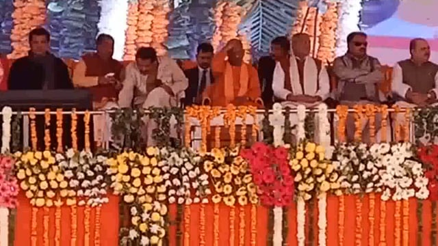 मथुरा पहुंचे सीएम योगी ने श्री कृष्ण जन्मस्थान के किए दर्शन 210 परियोजनाओं का किया लोकार्पण व शिलान्यास