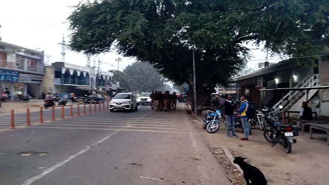 वजीरगंज थाना अध्यक्ष चंद्र प्रताप सिंह ने पुलिस बल के साथ पैदल गस्त कर सुरक्षा व्यवस्था का लिया जायजा