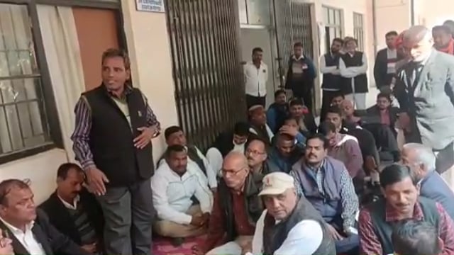 तरबगंज अधिवक्ता संघ तहसील में धरना प्रदर्शन कर उपजिलाअधिकारी को सौंपा ज्ञापन