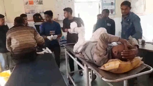 गौमत चौराहे के पास बाइक सवार पिता-पुत्र को अज्ञात वाहन ने मारी टक्कर गंभीर हालत जिला अस्पताल रेफर