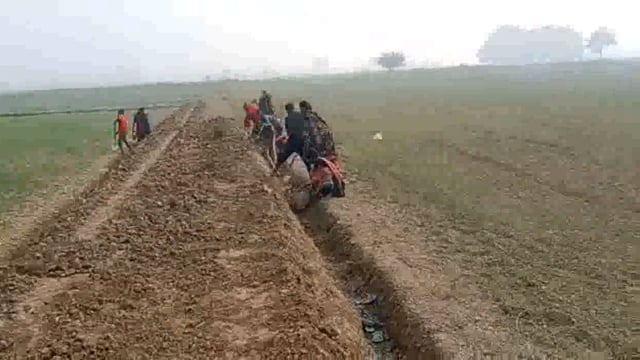 तौलिहवा के टोला लालपुर में नाबालिग बच्चों से कराया जा रहा मनरेगा से चकरोड पटाई का कार्य ।