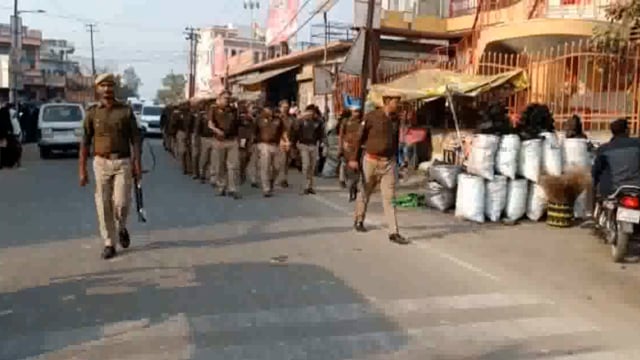 आगामी नगर निकाय चुनाव कानून एवं शांति व्यवस्था बनाए रखने हेतु इटवा कस्बे में SP अमित कुमार आनंद द्वारा किया गया पैदल गस्