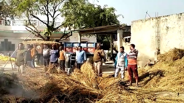 पुआल के ढेर में लगी आग हजारों का नुकसान