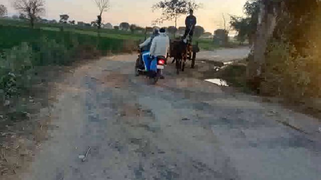 योगी सरकार के सड़कों में गड्ढा मुक्त करने वाले आदेशों को अधिकारी लगा रहे हैं पलीता